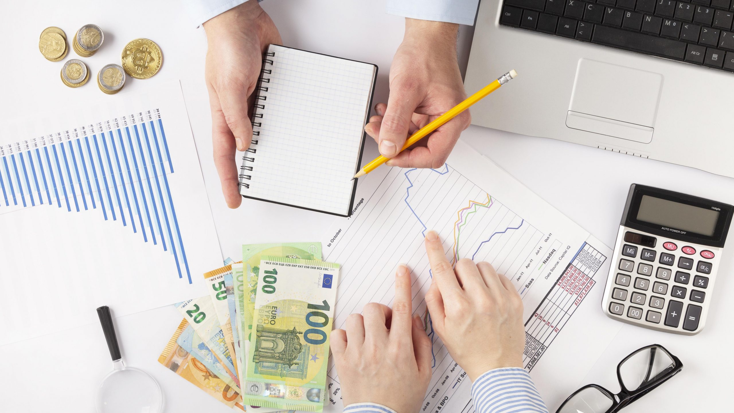 Profesional realizando una tasación inmobiliaria para valorar propiedades y terrenos con INFOPLAN.