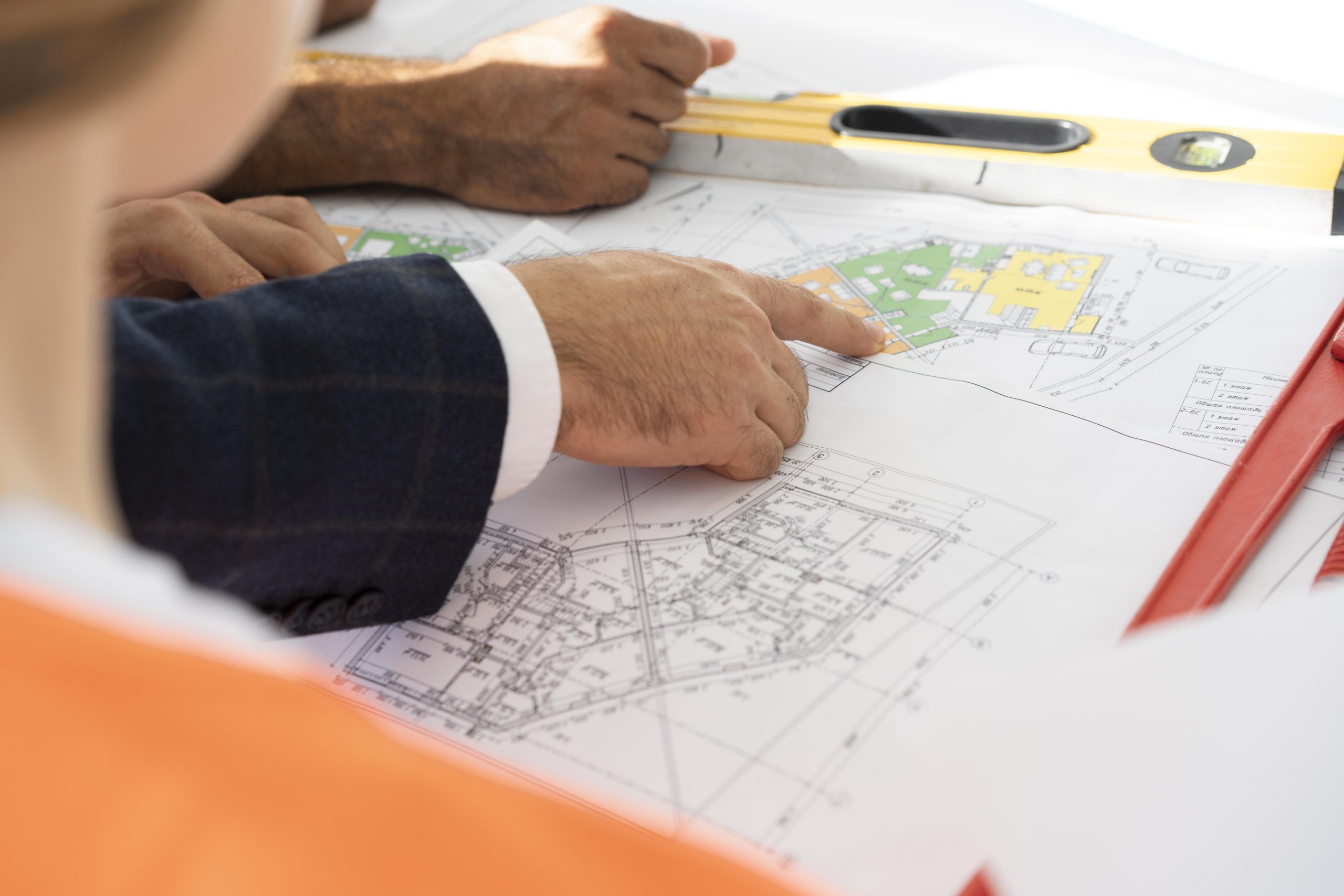 Plano urbanístico sobre un escritorio, representando los proyectos y planificación urbanística de INFOPLAN.