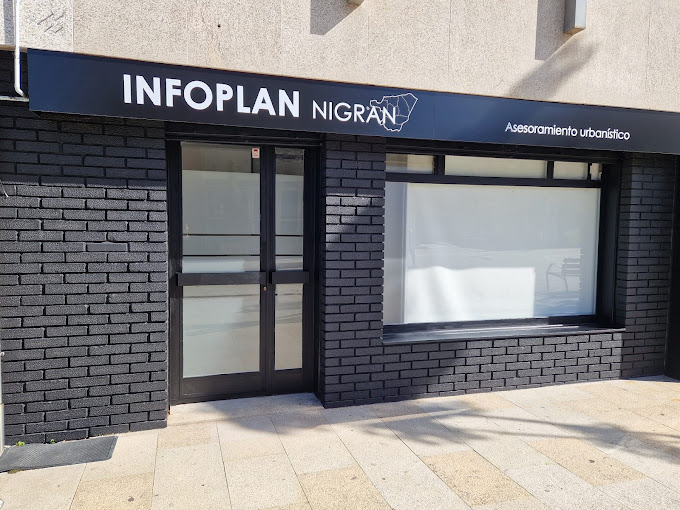 Fachada de la oficina de INFOPLAN en Nigrán, especialistas en gestión inmobiliaria, urbanismo y asesoría legal.